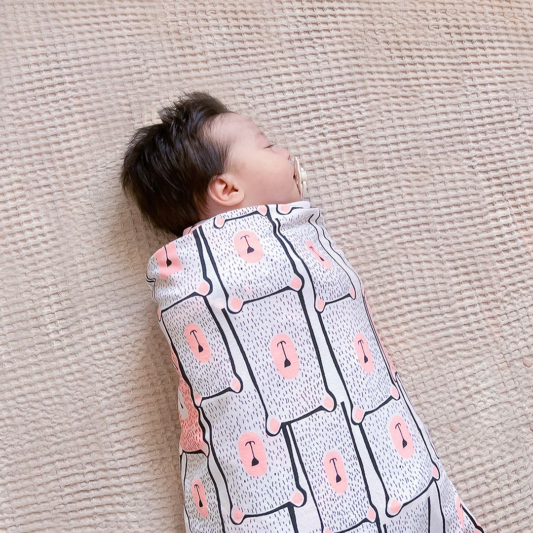 Newborn baby swaddles by Baby Loves Sleep