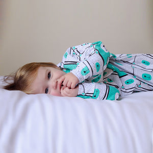 Hands In & Out baby sleeping bag by Baby Loves Sleep